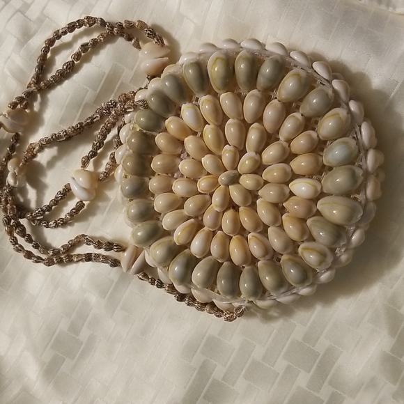 Imported  hand crafted shell handbag - Picture 4 of 4